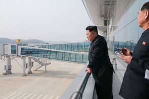 150412 - SK - KIM JONG UN - Marschall KIM JONG UN besuchte die Baustelle des Terminals 2 des Internationalen Flughafens Pyongyang - 07 - 경애하는 김정은동지께서 완공단계에 이른 평양국제비행장 2항공역사건설장을 현지지도하시였다