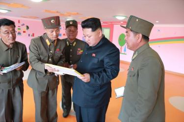 150423 - SK - Marschall KIM JONG UN besichtigte den Bauplatz der Kinderkrippe und des Kindergartens für Waisen Wonsan - 04