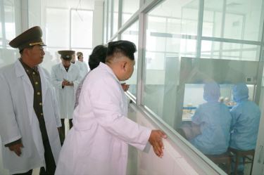 150606 - SK - KIM JONG UN - Marschall KIM JONG UN besichtigte das Institut für Biotechnik Pyongyang - 02 - 경애하는 김정은동지께서 조선인민군 제810군부대산하 평양생물기술연구원을 현지지도하시였다