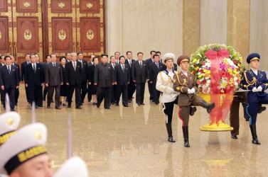 151010 - SK - KIM JONG UN - Marschall KIM JONG UN besuchte den Sonnenpalast Kumsusan - 01