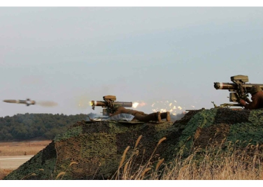 160227 - RS - KIM JONG UN - Marschall KIM JONG UN leitete den Schießtest mit einer neuen Panzerabwehrrakete an - 04 - 경애하는 김정은동지께서 새로 개발한 반땅크유도무기시험사격을 지도하시였다
