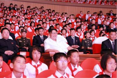 160608 - 조선의 오늘 - KIM JONG UN - Genosse KIM JONG UN wohnte einem Konzert der Schüler zum 70. Gründungstag der Koreanischen Kinderorganisation bei - 04 - 조선소년단창립 70돐경축 학생소년들의 종합공연 《세상에 부럼없어라》 성대히 진행 - 경애하는 김정은동지께서 소년단대표들과 함께 공연을 관람하시였다