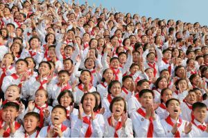 160608 - 조선의 오늘 - KIM JONG UN - Marschall KIM JONG UN liess zum Andenken aus Anlass des 70. Gründungstages der Koreanischen Kinderorganisation fotografieren - 08 - 경애하는 김정은동지께서 조선소년단창립 70돐 경축행사 대표들과 함께 기념사진을 찍으시였다
