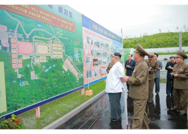160706 - RS - KIM JONG UN - Genosse KIM JONG UN besichtigte den rekonstruierten Betrieb für Sumpfschildkrötenzucht Pyongyang - 01 - 경애하는 김정은동지께서 우리 나라 양식공장의 본보기, 표준으로 전변된 평양자라공장을 현지지도하시였다