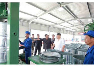 160813 - RS - KIM JONG UN - Genosse KIM JONG UN besichtigte die neuen Produktionsprozesse im Vereinigten Chemiewerk Sunchon - 08 - 경애하는 김정은동지께서 순천화학련합기업소에 새로 꾸린 아크릴계칠감생산공정을 돌아보시였다